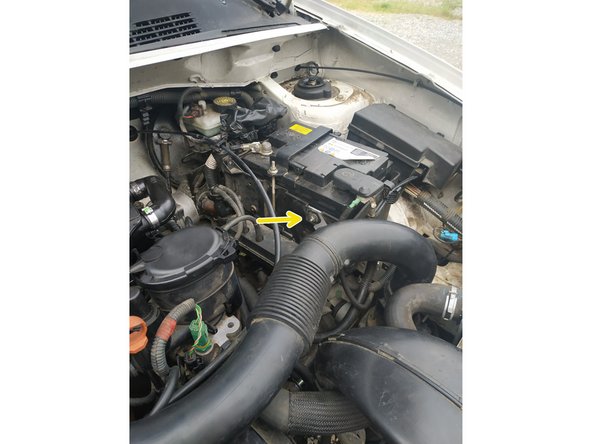 Passer sous le moteur.