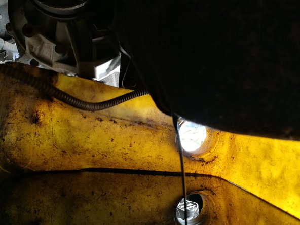 Ensuite ouvrir le bouchon de vidange (clé de 19) pour laisser s'écouler l'huile.