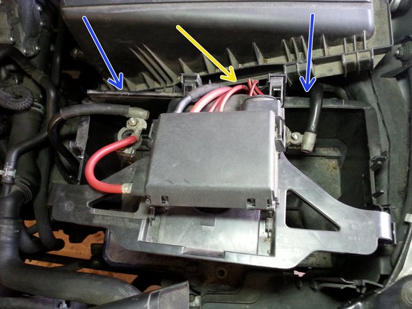 faire coulisser la petite trappe qui retient les fils électrique