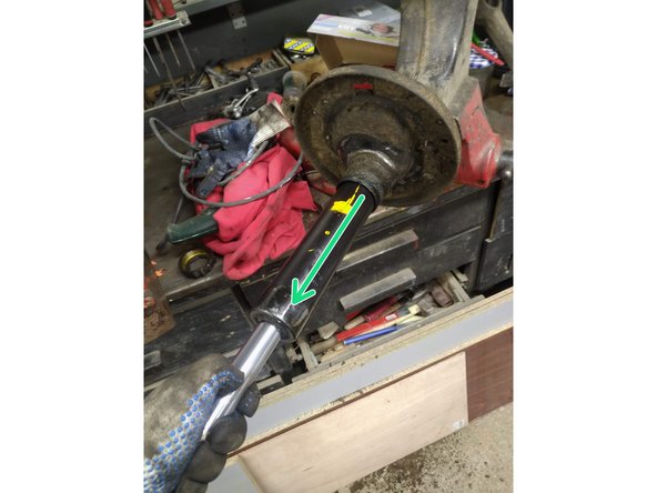 Extraire l'amortisseur en tirant dessus