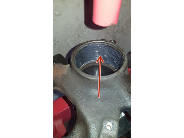 Positionnez la fusée dans le sens inverse que celui dans lequel elle était lors de l'extraction du roulement.