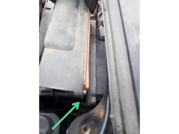 Remonter dans le sens inverse, le support du filtre, le carenage, le cache plastique et remettre le joint.