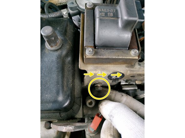 visser la vis de devant à la main