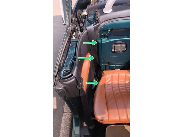 Sortir le cache superieur en le tirant vers le haut ( il est maintenu par des agraffes )