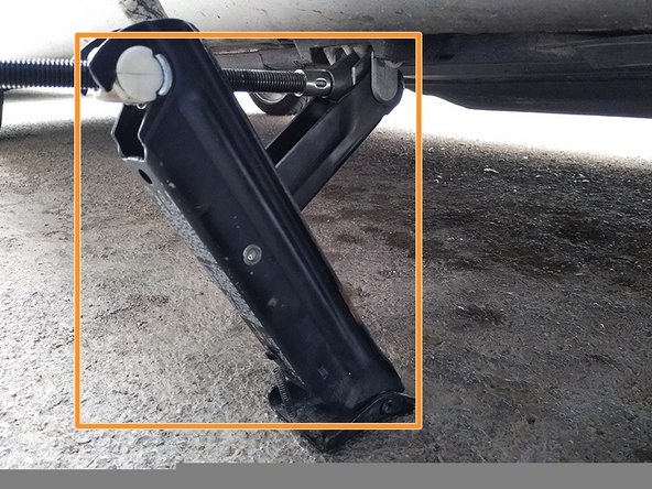 
Insert the following bolts, tightening them by hand. Move the wheel slightly to make sure it is seated correctly.
