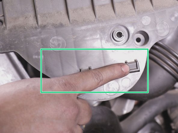 Repostionner  le support de la durite d'entrée du filtre à air