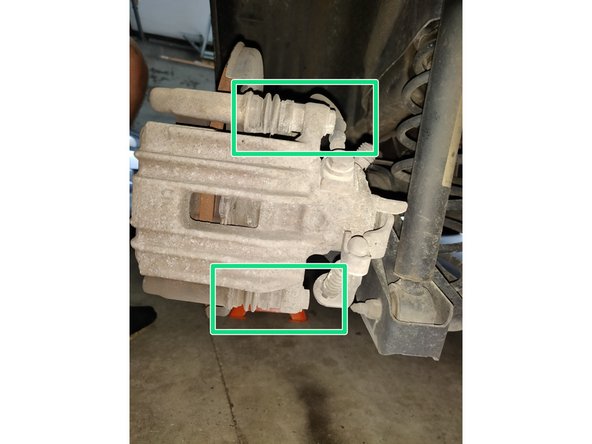 Par dessus l’étrier vous pouvez apercevoir la tête de vis hexagonale ainsi que son écrou