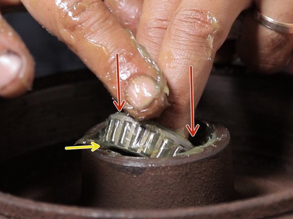 Le côté du roulement possédant le plus petit diamètre se place vers le bas