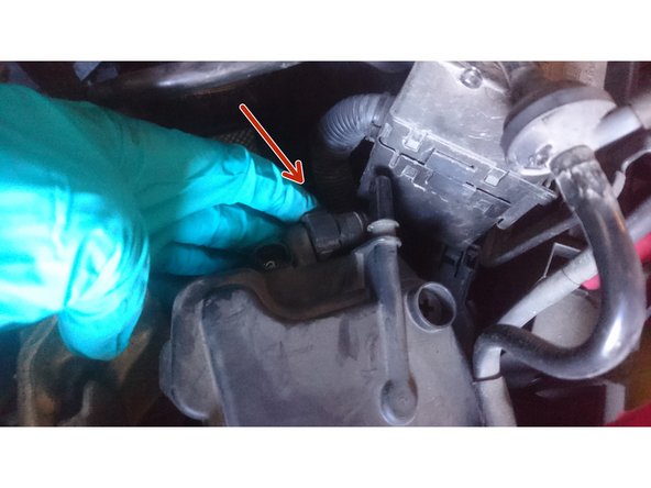 En enfonçant la clip blanc avec un tournevis débrancher la durite de sortie de gasoil.