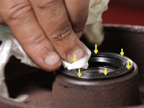 Essuyez le joint au cas-où de la graisse se serait étalé sur le dessus