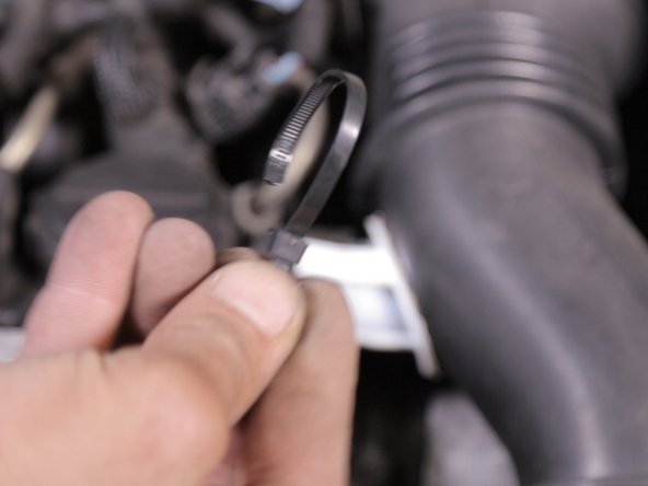 Découper la sangle si présente sur le reniflard du manchon