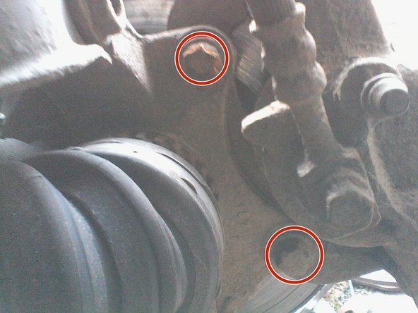 Déposer les 2 vis du support d'étrier douille E18 prendre la clé de force plus le tube pour le demontage