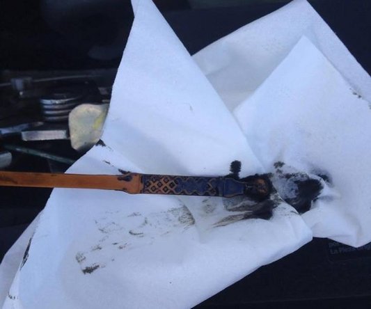 Vous verrez que de l'huile c'est remis sur la languette, vous avez le maximum ainsi que le minimum sur celle ci.