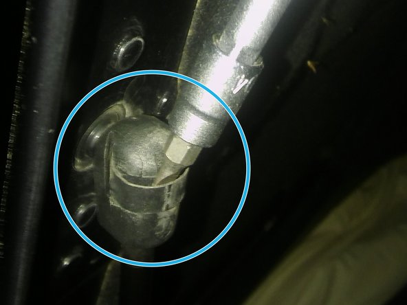 A l'aide d'un tournevis plat soulever la languette métallique du haut puis du bas.
