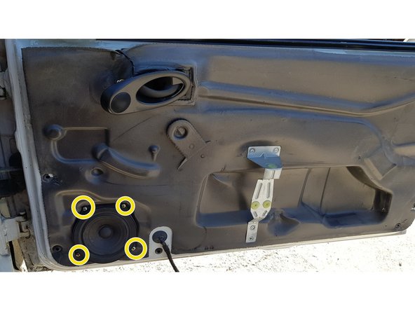 Appuyez sur la languette puis tirez sur la connectique pour la débrancher.