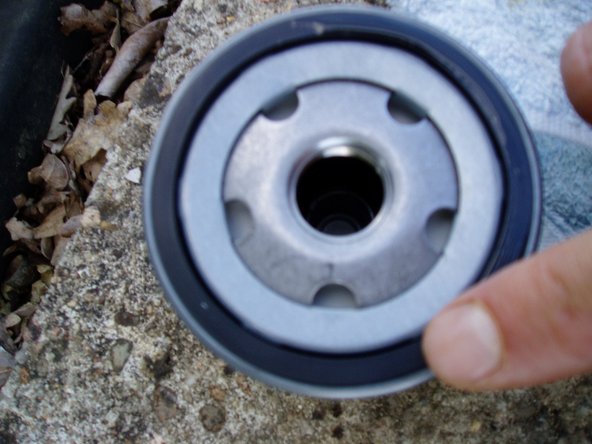 Mettre de l'huile sur le joint du nouveau filtre à huile.