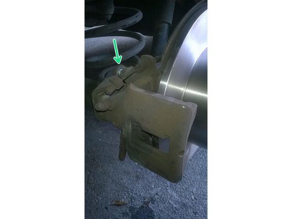 Nettoyer l étrier et le remettre avec le boulon du haut