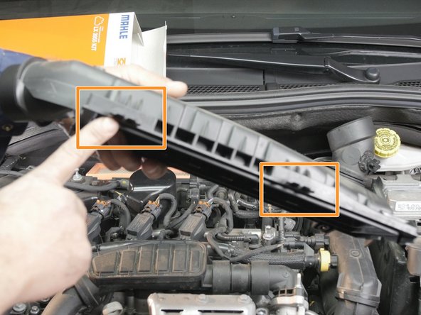 Le couvercle de la boite à air possède deux guides à placer dans le fond de la boite à air