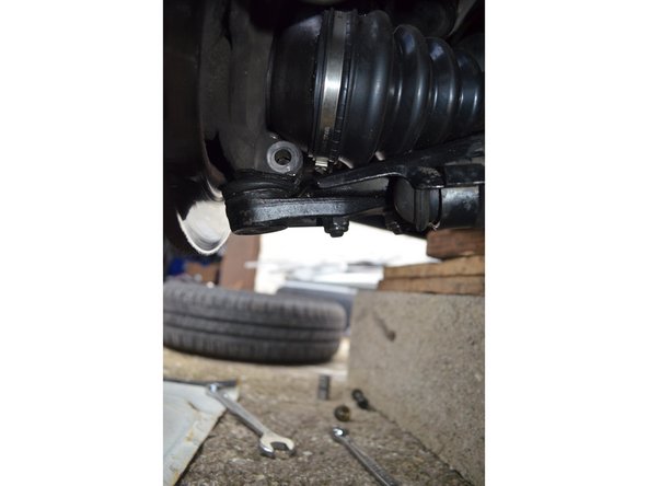 Une fois ces 3 boulons retirés il faut chasser la rotule.