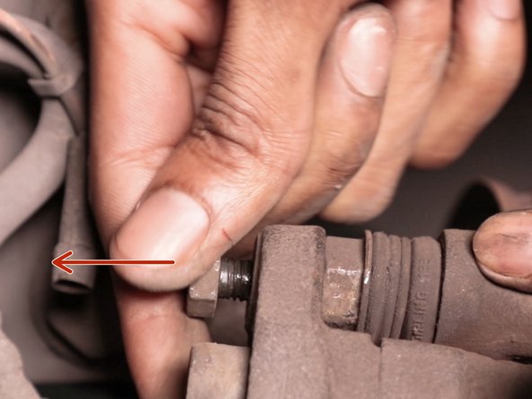 Retirer et desserrer les deux vis de l’étrier