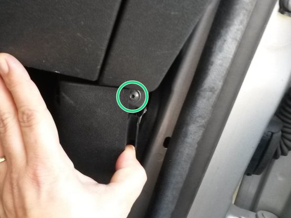 Vis sous le cache le long du joint de porte avant droite.