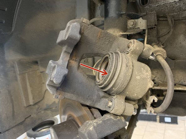 Repousser le piston à l'aide d'une pince multiprise