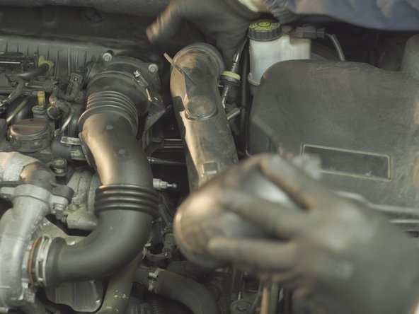 Replacer la deuxième durite d'air dans son emplacement.