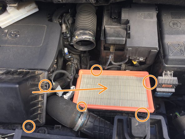 Remettre en place la partie supérieure du filtre à air et visser les 4 vis