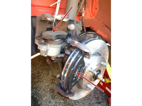 Nettoyage des disques de frein avec le nettoyant fein avant de remettre les disques en place(il tient par les 4 goujons), remonter avec la clé de 17 le coulisseau de l'étrier, remettre en place la plaquette(avec les agrafes) qui va dans le piston de l'étrier mettre en place la 2 éme plaquette.