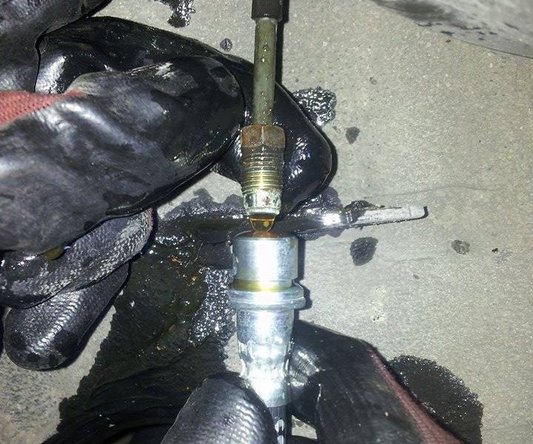 Retirez ensuite le flexible en retirant son agrafe de maintien.