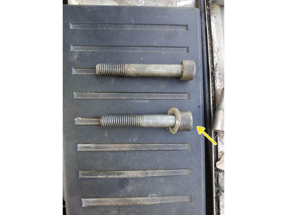 ne pas mélanger les 2 autre vis : la plus courte va en bas