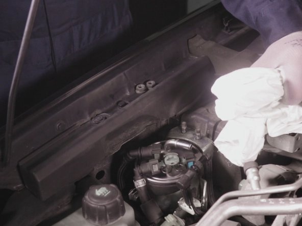 Retirer le cadre du filtre à carburant.