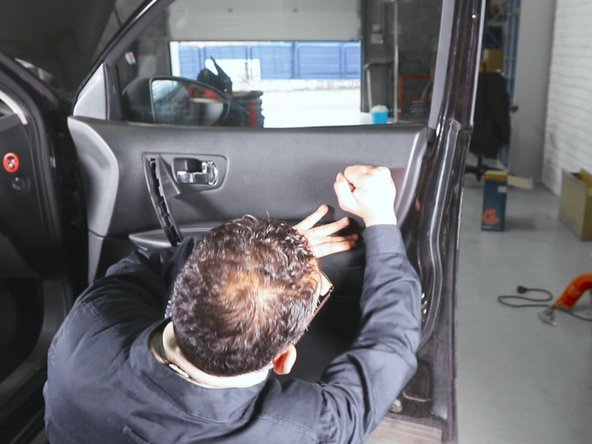 Repositionner délicatement la garniture intérieure de la porte ( plusieurs clips )