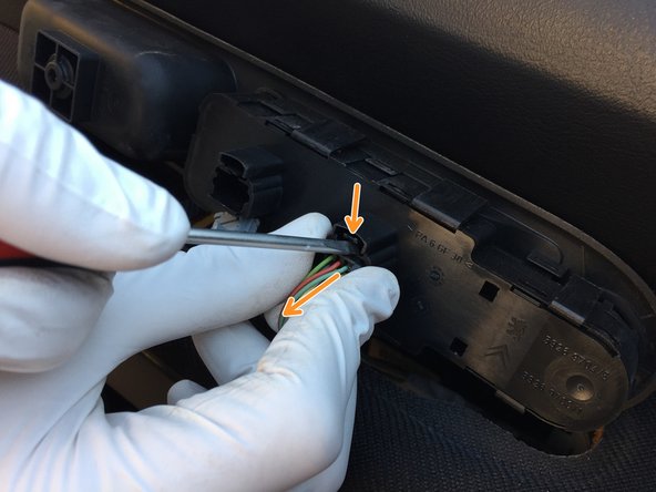 Débrancher le second connecteur de la même manière