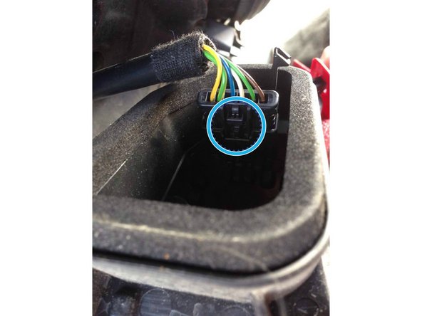 Vous devrez ensuite pincer la petite languette de la prise et tirer vers vous pour l'enlever totalement.