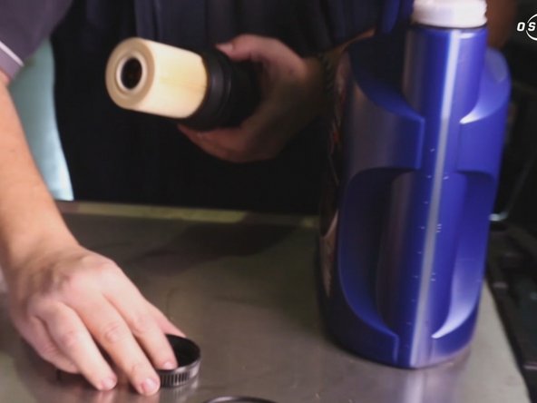 Appliquer de l'huile sur le nouveau joint de la cloche