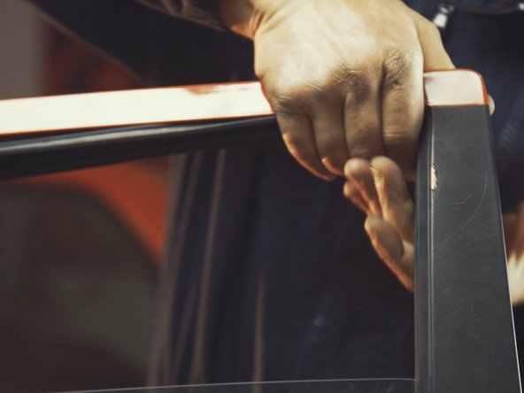 
Once the glass is in place and the guide is in the seal, correctly replace the entire seal on the door, starting with the corner.
