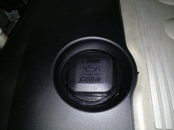 Ouvrir le capot pour localiser :