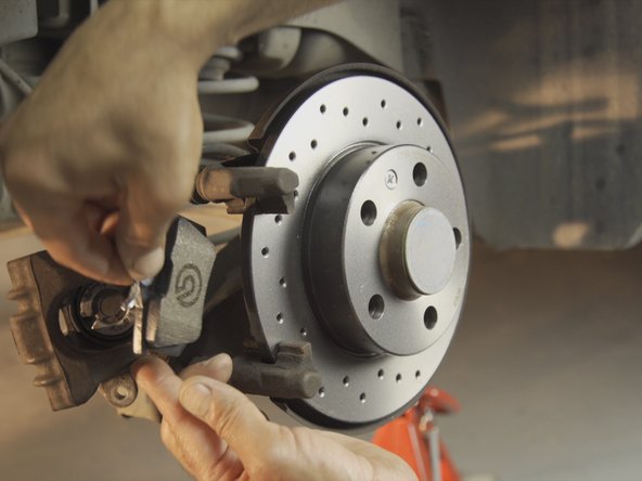 Replacer la plaquette sur la chape, la garniture face au disque