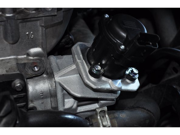 Serrer les vis de fixation et le collier de maintien.