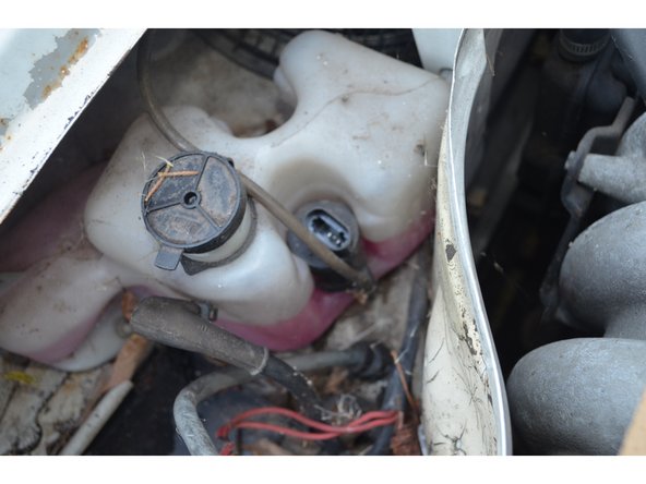 Tirez la languette vers l'extérieur pour la dégager du crochet puis débranchez.