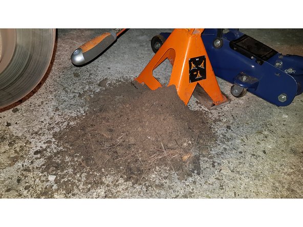 Pour éviter la rouille profitez que votre garde-boue soit enlevé pour retirer le maximum de terre.