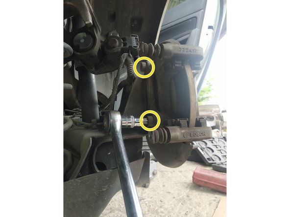 dévisser les 2 vis du porte-étrier, torx T55