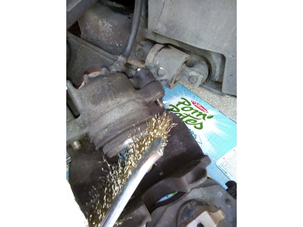 Profitez-en pour nettoyer à l'aide d'une brosse métallique l'étrier et le support.