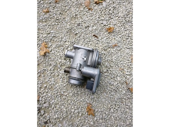 Une fois que vous avez retiré les 4 vis de la vanne, vous pouvez la sortir du moteur