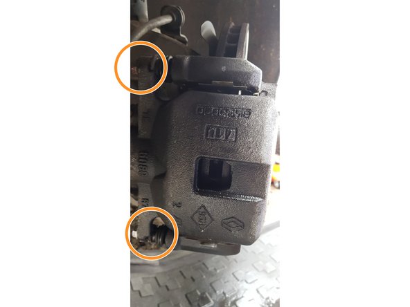 Une fois le piston repousser , remettre l'étrier en place.