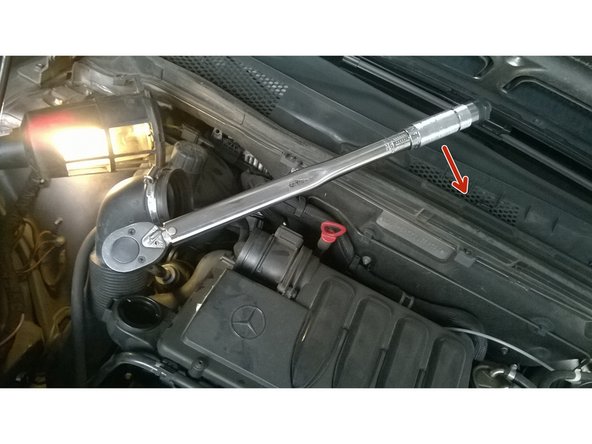 Serrer à l'aide d'une douille de 27 et d'une clé dynamométrique réglée à 2,5 daNm.