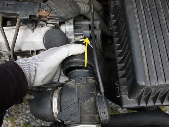 Eloigner les colliers de serrage puis déboiter les conduits d'air, il faut forcer un peu.