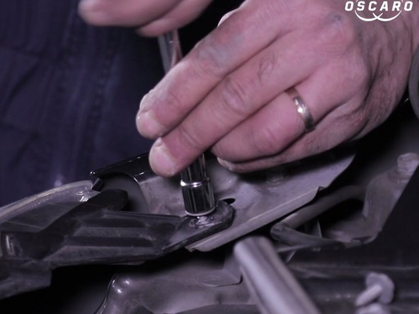 Tirer le phare vers l'avant pour le sortir de son emplacement et le retourner