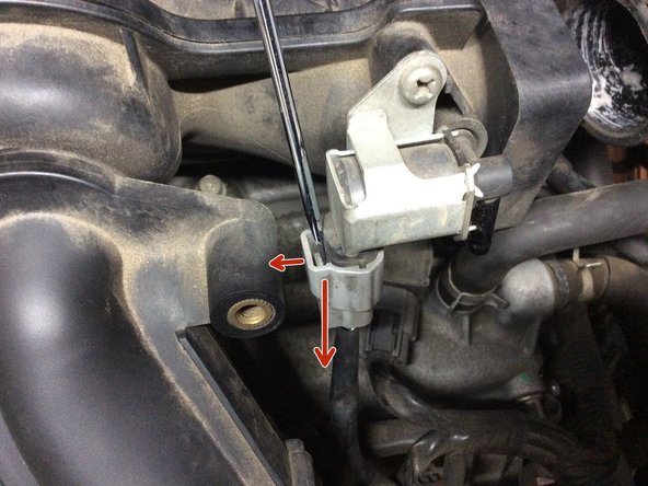 Avec un tournevis fin déconnecter la prise blanche.